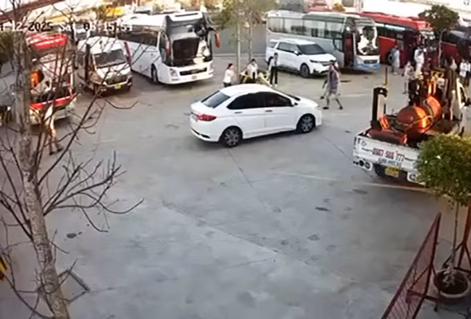 Hiện trường vụ tai nạn làm bé gái tử vong. Ảnh: Camera an ninh trạm dừng