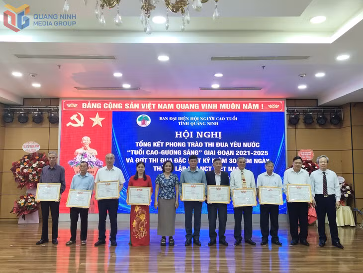 Ban Đại diện Hội NCT tỉnh đã biểu dương, trao Bằng khen của Trung ương Hội NCT Việt Nam cho các tập thể và cá nhân có thành tích xuất sắc trong phong trào thi đua “Tuổi cao – Gương sáng” giai đoạn 2021- 2025.