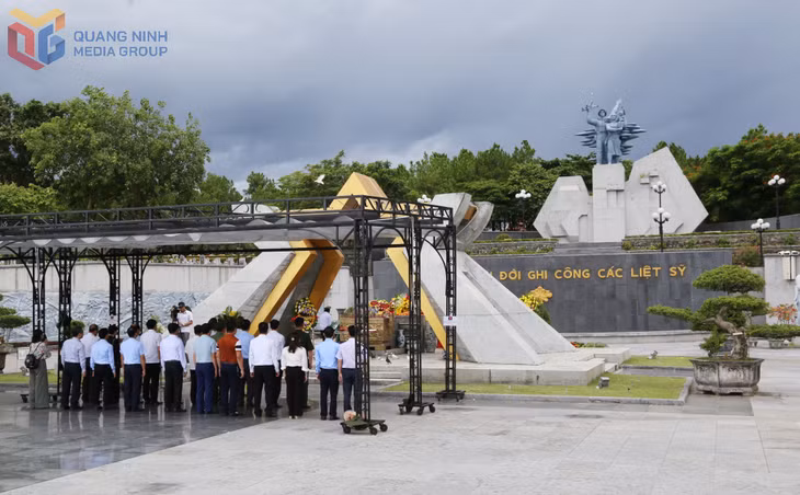 Đoàn đại biểu tỉnh Quảng Ninh dâng hương tưởng niệm, tri ân các Anh hùng liệt sĩ tại Nghĩa trang liệt sĩ Quốc gia Đường 9 (tỉnh Quảng Trị), tháng 7/2024. Ảnh: Nguyễn Thanh