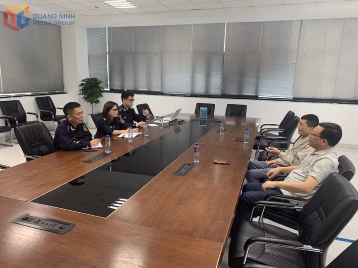Hải quan cửa khẩu quốc tế Móng Cái lắng nghe trao đổi của doanh nghiệp FDI về tình hình sản xuất kinh doanh.