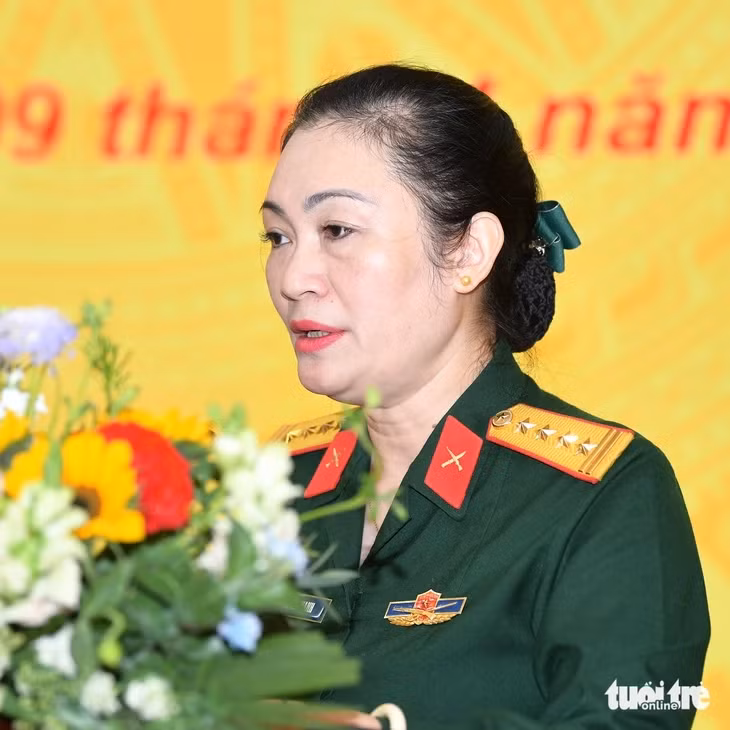 Đại tá Đặng Mỹ Hạnh, trưởng Phòng Văn hóa - Văn nghệ, Cục Tuyên huấn, thông tin tại buổi gặp mặt - Ảnh: NAM TRẦN