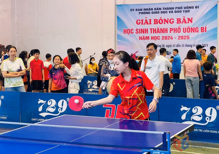 Trịnh Vân Khánh trong một trận đấu tại giải bóng bàn học sinh TP Uông Bí tổ chức ngày 15/4 vùa qua.