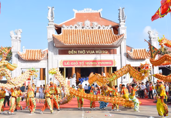 Ngày 7/4 (tức mùng 10/3 Âm lịch), chính quyền, nhân dân trong và ngoài tỉnh Cà Mau thành kính dâng hương, dâng hoa và nhiều vật phẩm để tưởng nhớ, tri ân ngày giỗ Tổ Hùng Vương tại Di tích Đền thờ Vua Hùng, thuộc xã Tân Phú, huyện Thới Bình - điểm cuối cực Nam Tổ quốc. Đền thờ Vua Hùng nằm bên Quốc lộ 63, thuộc ấp Giao Khẩu, xã Tân Phú (huyện Thới Bình, tỉnh Cà Mau). Ngôi đền được xây dựng cách nay trên 150 năm.