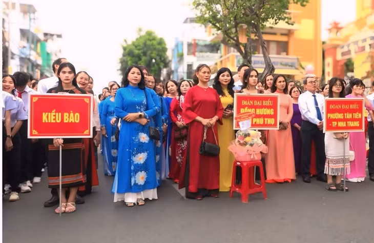 Kiều bào người Khánh Hòa, hội đồng hương Phú Thọ ở Khánh Hòa cũng đến để dâng hương lên các Vua Hùng.