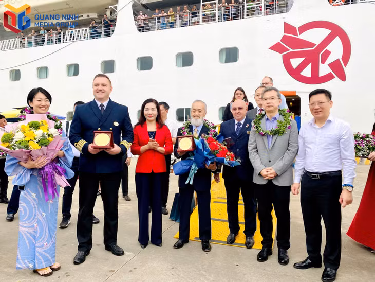 Phó Chủ tịch UBND tỉnh Nguyễn Thị Hạnh chụp hình lưu niệm cùng các thuyền viên và du khách. 