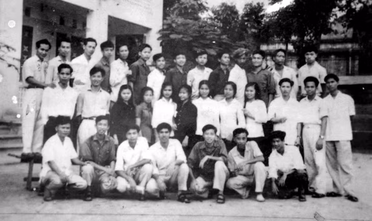 Học sinh lớp 10 năm học 1964-1965, Trường cấp II-III Cẩm Phả (nay là Trường THPT Cẩm Phả). (Ảnh tư liệu nhà trường cung cấp)
