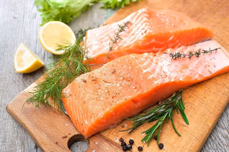 Cá hồi giàu omega-3, có tác dụng chống viêm, hỗ trợ chữa lành tổn thương trong hệ tiêu hóa. Ảnh minh hoạ.