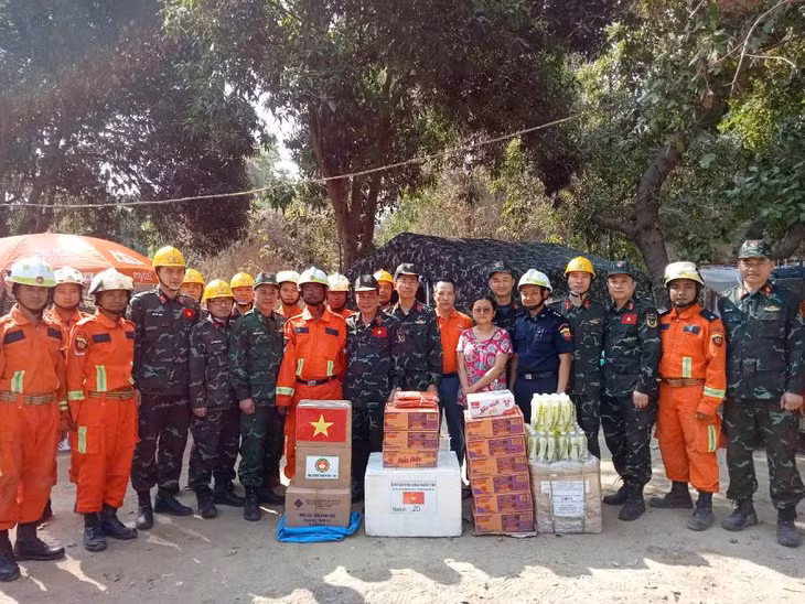 Đoàn cứu hộ của Việt Nam tặng quà cho người dân ở Myanmar bị ảnh hưởng do động đất. Ảnh: Vũ Hùng