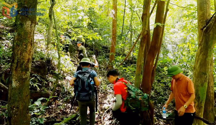 Anh Hoàng Sằn (áo đỏ) tham gia hướng dẫn đoàn khảo sát rừng Ngàn Chi năm 2021. Ảnh: Tạ Quân