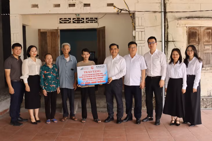 Công ty Cổ phần Đô thị Amata City Hạ Long trao tặng kinh phí cho hộ gia đình ông Phạm Văn Phong