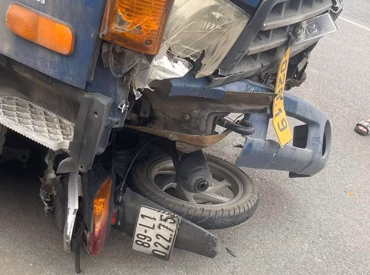 Xe máy bị vò nát, mắc dưới gầm xe tải.