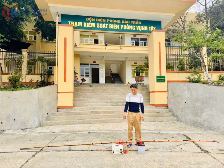 Đối tượng Đinh Tiến Lực cùng tang vật bị bắt giữ. Ảnh: Hoàng Phương (Trung tâm Truyền thông - Văn hóa huyện Cô Tô)