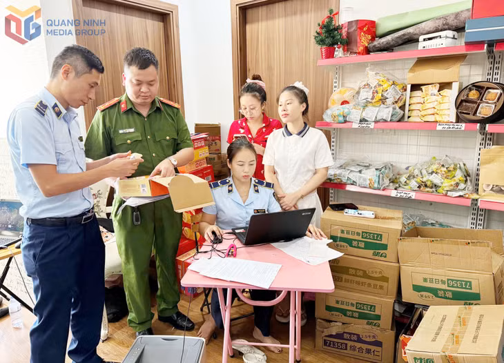 Lực lượng QLTT kiểm tra điểm kinh doanh, bán hàng trực tuyến trên mạng xã hội, có địa chỉ ở phường Hồng Hải, TP Hạ Long.