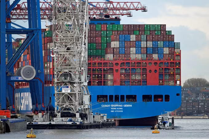Một tàu container tại cảng Hamburg, Đức ngày 25/10/2022. Ảnh: Reuters