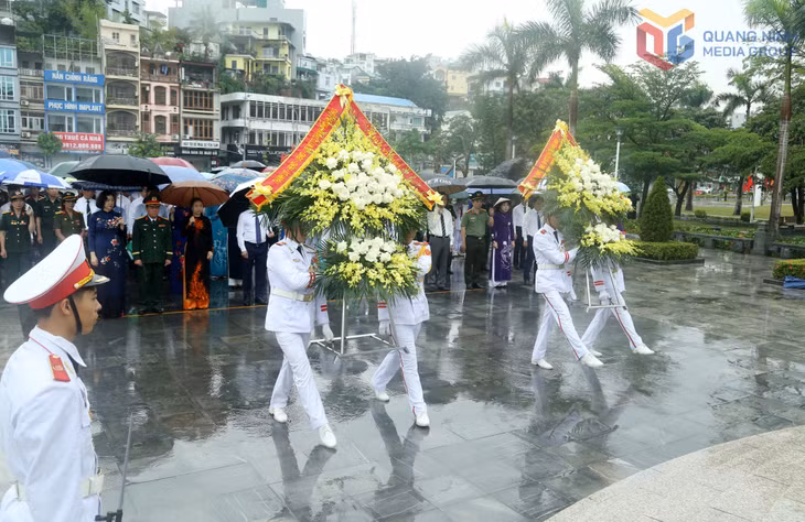 Đoàn đại biểu dâng hoa tưởng niệm tại tượng đài đồng chí Vũ Văn Hiếu, Bí thư Đặc khu ủy đầu tiên Khu mỏ Quảng Ninh.