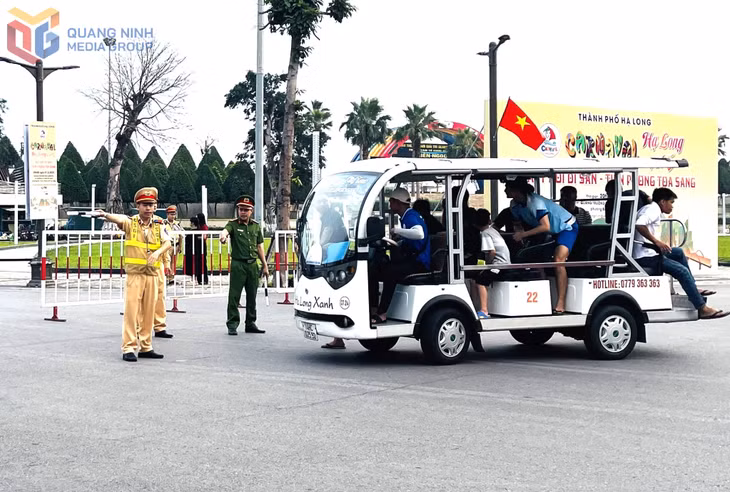 Lực lượng CSGT phối hợp với các phòng nghiệp vụ (Công an tỉnh) và công an các xã phường triển khai hướng dẫn giao thông và bảo đảm an ninh an toàn tại các trung tâm du lịch.