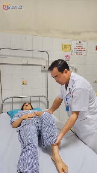 Bác sĩ Lương Toàn Thắng thăm khám, động viên bệnh nhân tích cực điều trị bệnh.