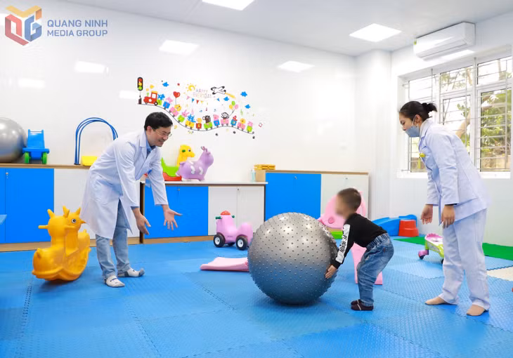 Các y, bác sĩ Bệnh viện Sản Nhi Quảng Ninh tham gia hoạt động trị liệu cho trẻ tự kỷ.