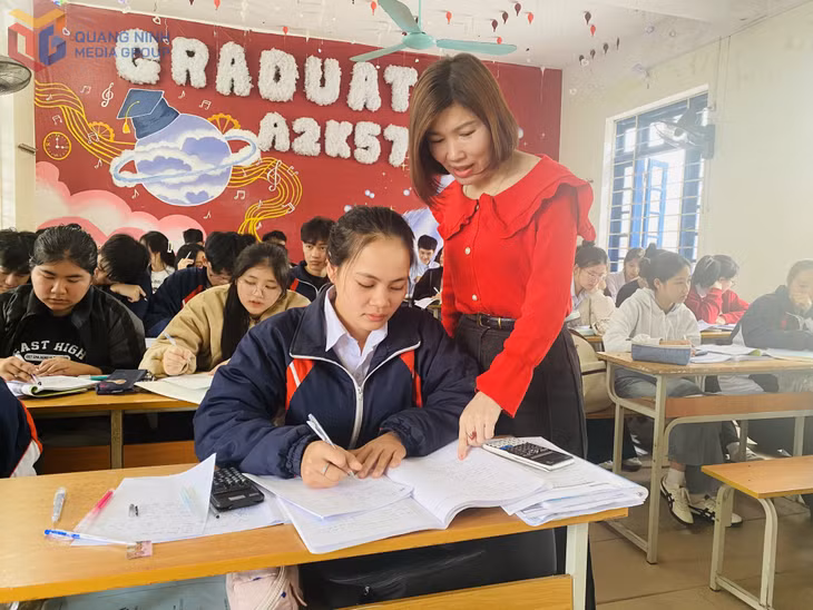 Tiết học của cô và trò Trường THCS-THPT Tiên Yên.