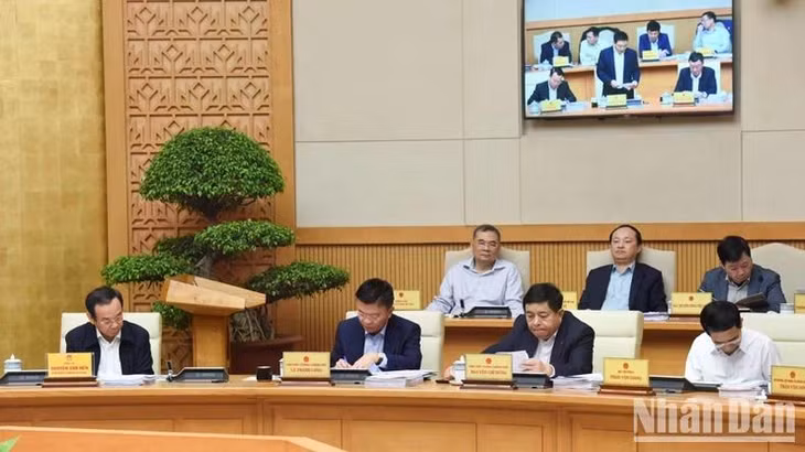 Các thành viên Chính phủ, đại biểu tham dự phiên họp. (Ảnh: TRẦN HẢI)