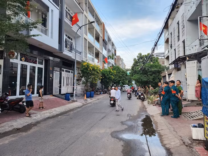 Lực lượng chức năng phong tỏa hiện trường - Ảnh: MINH HÒA