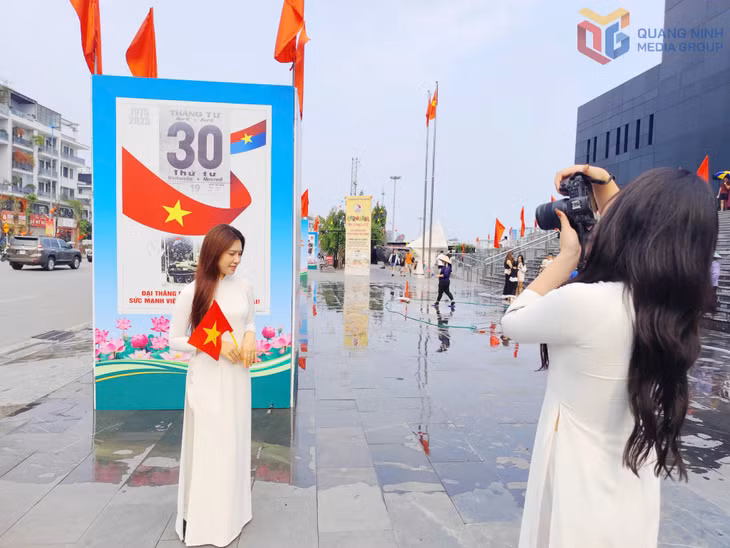Trong không khí rộn ràng, người dân tranh thủ lưu giữ những tấm hình kỷ niệm trong ngày lễ lớn của đất nước. Trong ảnh: Người dân chụp ảnh tại các pano, cụm mô hình tại Quảng trường 30/10.