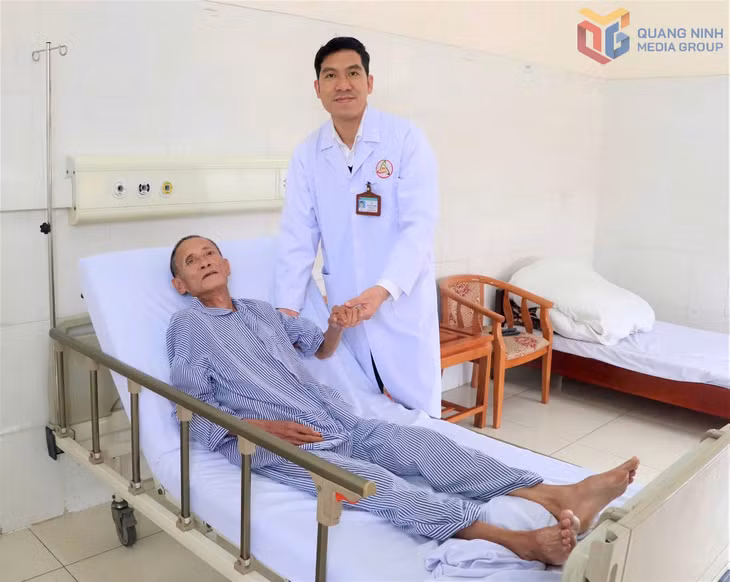 Bác sĩ CKII Hà Duy Nam, Phó Giám đốc Trung tâm Y tế TP Đông Triều, tỉnh Quảng Ninh thăm hỏi bệnh nhân sau phẫu thuật.
