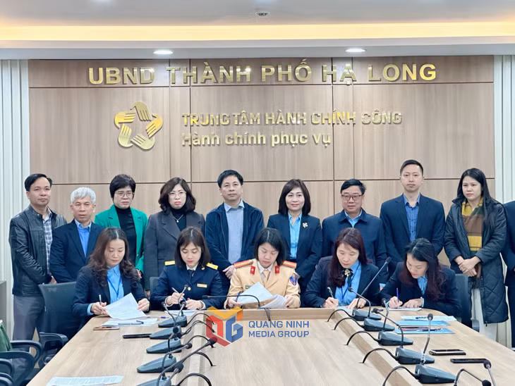 Chi nhánh Trung tâm Phục vụ HCC TP Hạ Long ký cam kết thực hiện kỷ luật, kỷ cương hành chính và văn hoá công sở năm 2025