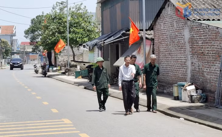 Những người cao tuổi thôn Xóm Giáo, xã Đầm Hà (huyện Đầm Hà) vận động hiến đất làm đường trong xây dựng nông thôn mới kiểu mẫu.