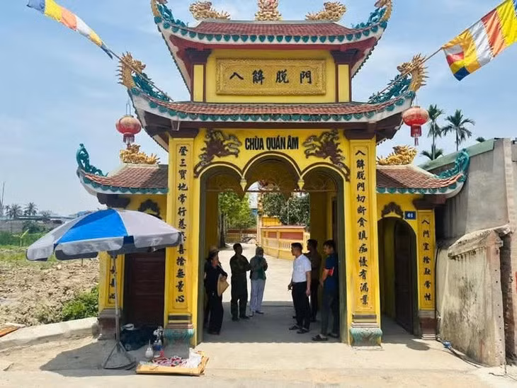 Cháu bé sơ sinh được phát hiện trước cổng chùa Quán Âm đã tử vong - Ảnh: MXH