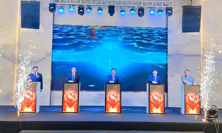Các đại biểu bấm nút Khai mạc Mùa du lịch hè Vân Đồn 2025.