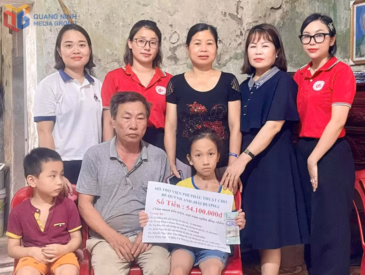 Chị Phạm Thiên Trang (ngoài cùng bên phải) trong một chuyến đi thiện nguyện.