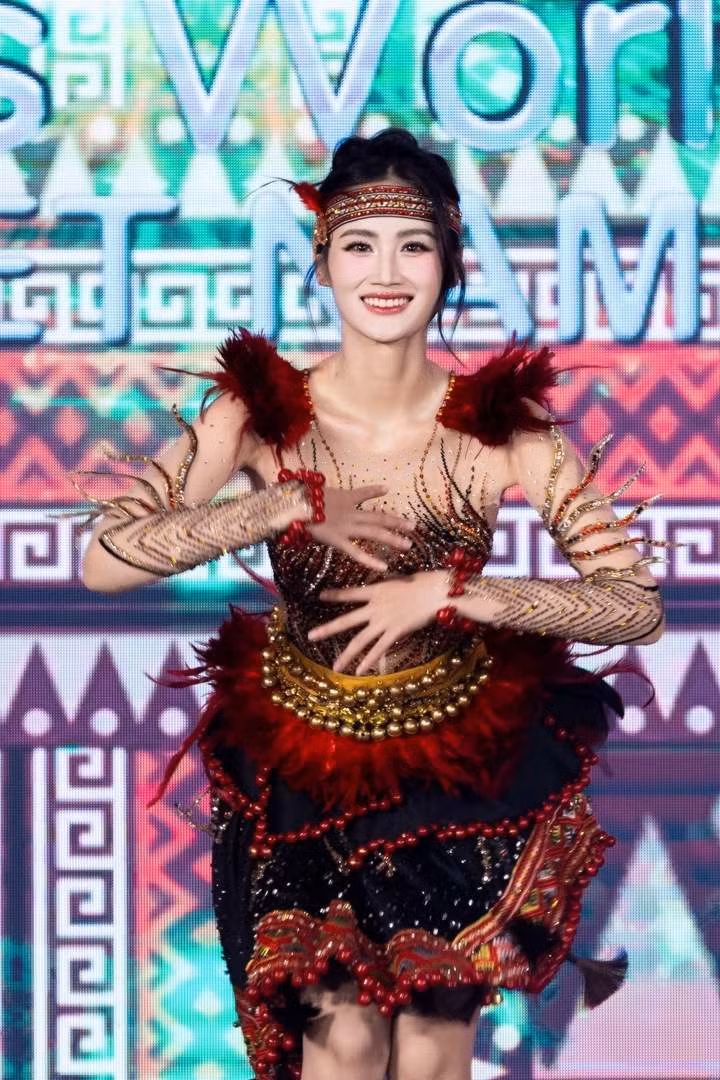 Tiết mục nhảy của Ý Nhi nhận nhiều ý kiến trái chiều. Ảnh: Sen Vàng
