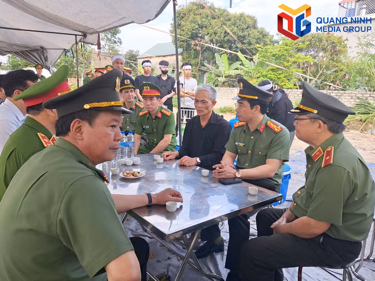 Lãnh đạo Công an Quảng Ninh chia sẻ với nỗi mất mát của gia đình.
