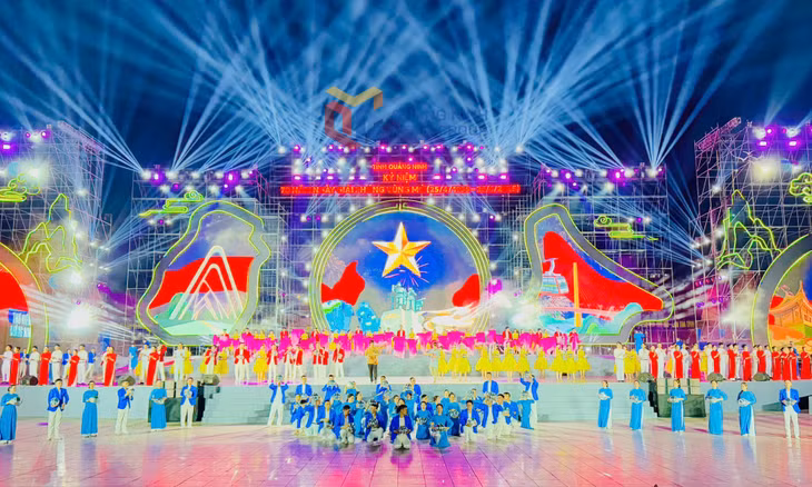 Các tiết mục văn nghệ được dàn dựng công phu, hoành tráng trên nền nhạc sống và ánh sáng lung linh, rực rỡ sắc màu.