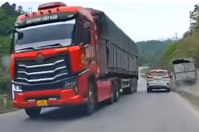 Xe đầu kéo chạy hẳn sang làn ngược chiều để vượt khiến xe tải lao xuống vệ đường ảnh 3