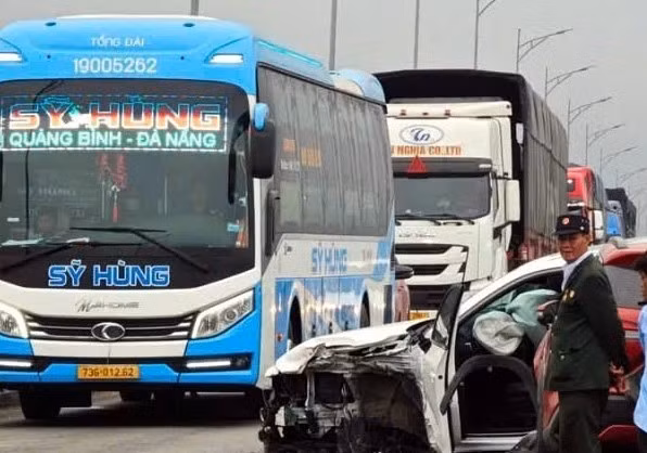 Vào khoảng 17 giờ ngày 5/4/2025, trên cầu Gianh, nối giữa huyện Bố Trạch và thị xã Ba Đồn (Quảng Bình) thuộc Quốc lộ 1A xảy ra vụ tai nạn giao thông liên hoàn giữa 3 xe ô tô, khiến tuyến Quốc lộ bị ách tắc, dòng xe nối đuôi nhau dài hơn 3 km. Đến hơn 20 giờ, tình trạng ùn tắc giao thông nghiêm trọng vẫn diễn ra, các phương tiện di chuyển rất chậm. Ảnh: TTXVN phát