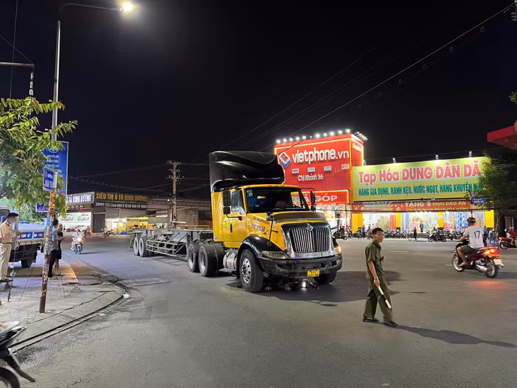 Lực lượng chức năng xử lý hiện trường.