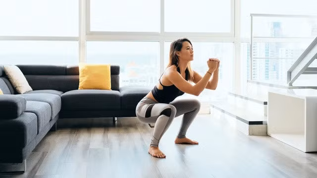 Tập luyện sức mạnh giúp cơ thể tăng cường sức mạnh và ngăn ngừa thoái hóa cơ do tuổi tác.
