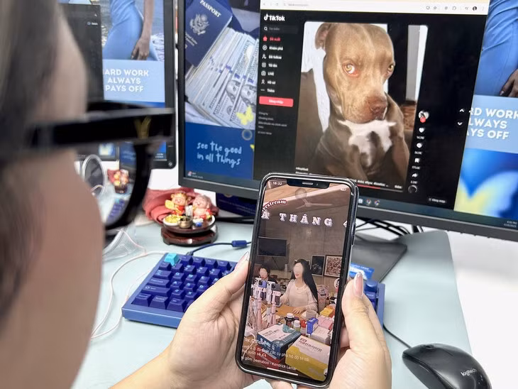 Người trẻ cẩn trọng khi xem và mua hàng được quảng cáo trên TikTok - Ảnh: T.T.D.