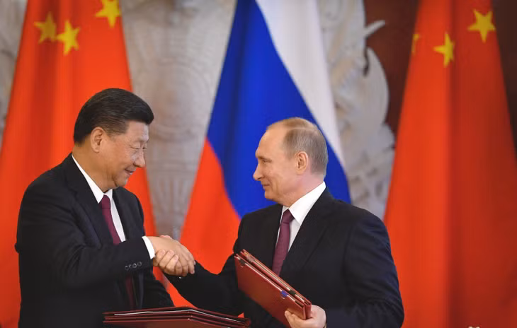 Tổng thống Nga Vladimir Putin (phải) và Chủ tịch Trung Quốc Tập Cận Bình tại lễ ký thỏa thuận hợp tác ở Moskva, ngày 4/7/2017. Ảnh: AFP/TTXVN