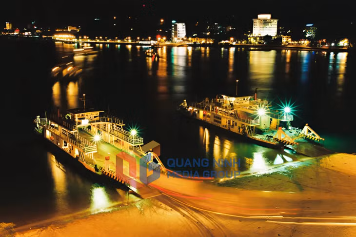 Những chuyến phà Bãi Cháy nối đôi bờ Cửa Lục. Ảnh: Đỗ Phương