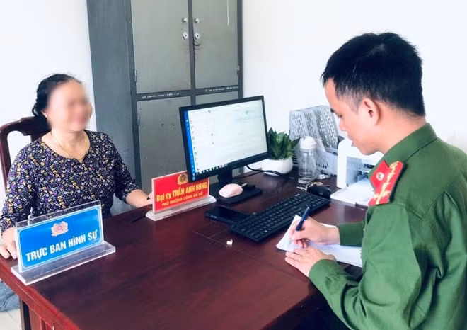 Công an xã Cổ Đạm giải thích cho bà L biết thủ đoạn lừa đảo trên không gian mạng. Ảnh: Công an Hà Tĩnh.
