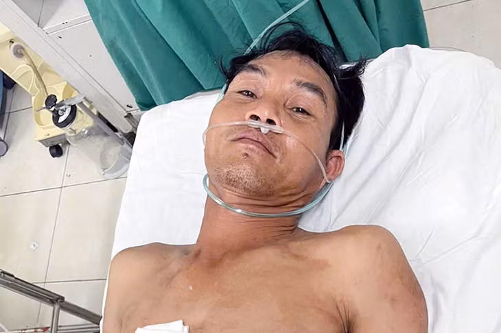 Một trong 3 nạn nhân đang điều trị tại bệnh viện. Ảnh: A.Đ