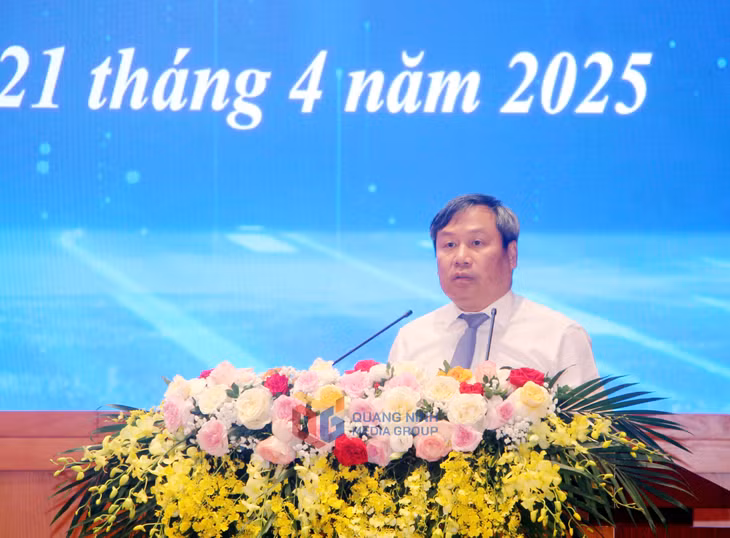 Đồng chí Vũ Đại Thắng, Ủy viên Trung ương Đảng, Bí thư Tỉnh ủy, Trưởng Đoàn ĐBQH tỉnh, phát biểu kết luận hội nghị.