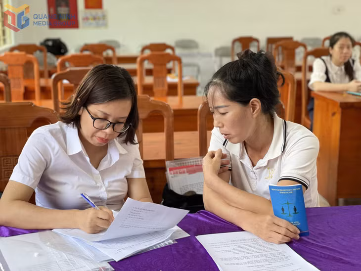 Chị Nông Thị Hoa (bên phải) trao đổi với trợ giúp viên pháp lý Trung tâm TGPL tỉnh.
