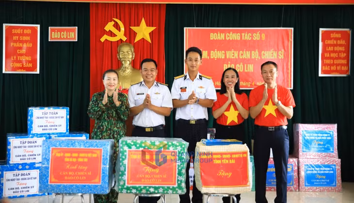 Đoàn công tác tỉnh Quảng Ninh tặng quà cán bộ, chiến sĩ tại đảo Cô Lin.