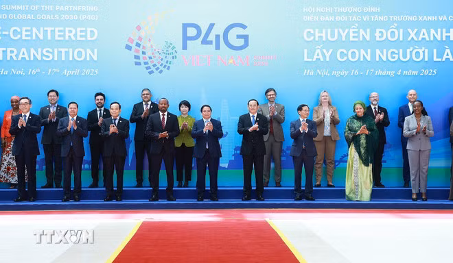Thủ tướng Phạm Minh Chính đón các Trưởng đoàn tham dự Hội nghị thượng đỉnh Diễn đàn Đối tác vì Tăng trưởng xanh và Mục tiêu toàn cầu (P4G) lần thứ tư. (Ảnh: Dương Giang/TTXVN)