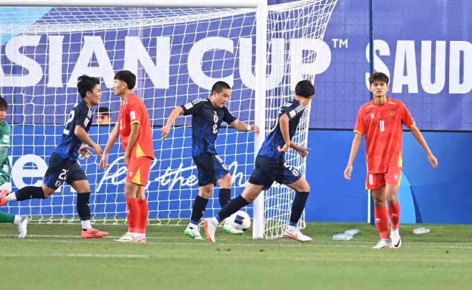 Tiền đạo Manito Yoshida (áo xanh giữa) mở tỷ số ở phút 13 cho U17 Nhật Bản. Ảnh: Đoàn Huynh