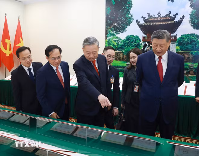 Tổng Bí thư Tô Lâm và Tổng Bí thư, Chủ tịch nước Trung Quốc Tập Cận Bình chứng kiến trưng bày các văn kiện hợp tác giữa hai nước. (Ảnh: Thống Nhất/TTXVN)